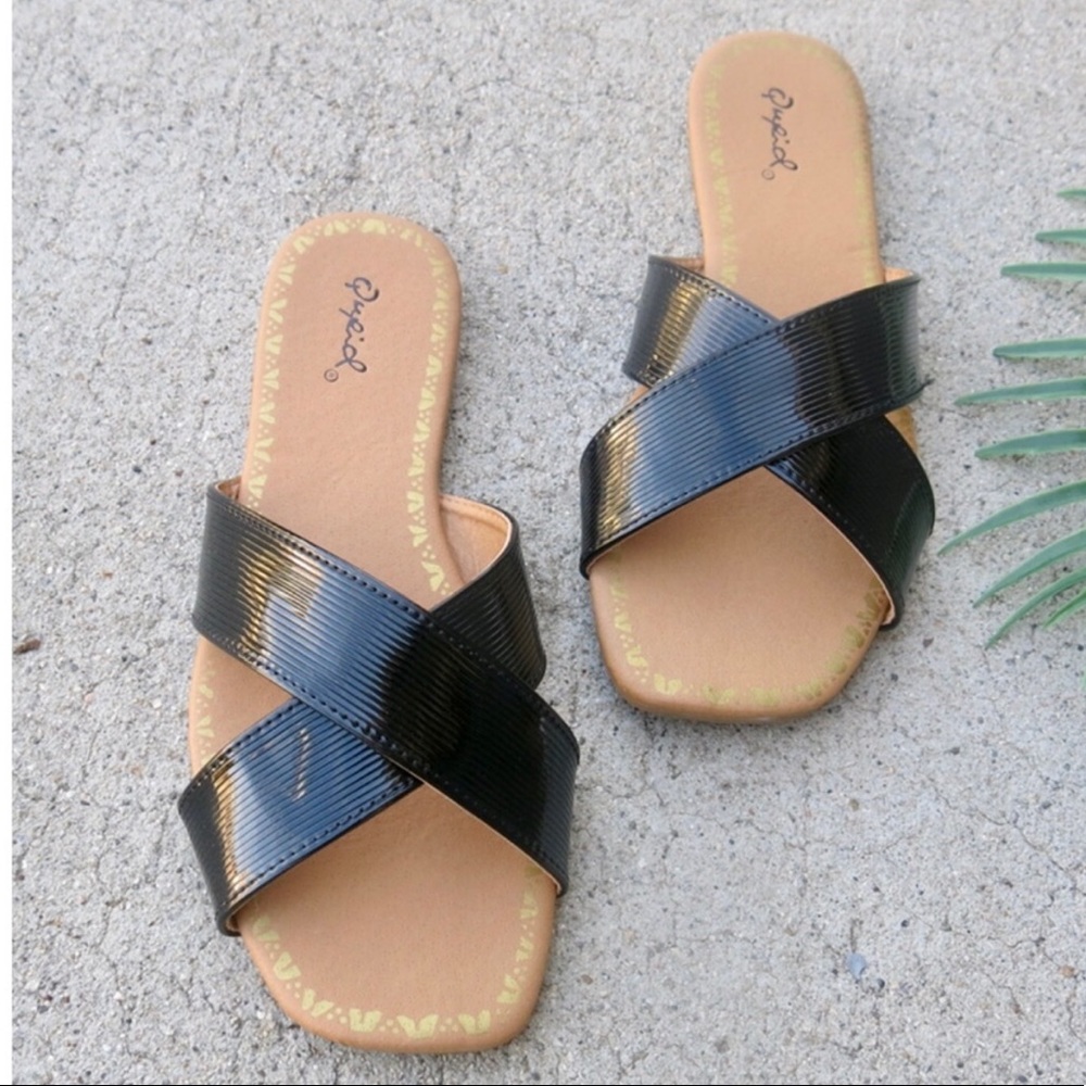 Black vegan leather sandals! 🖤
